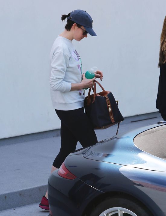 Anne Hathaway ostro dba o formę (FOTO)