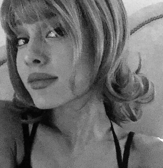 Ariana Grande ściągnęła doczepy i... (FOTO)