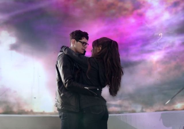 Nowy teledysk Ariany Grande to KONIEC ŚWIATA (VIDEO)
