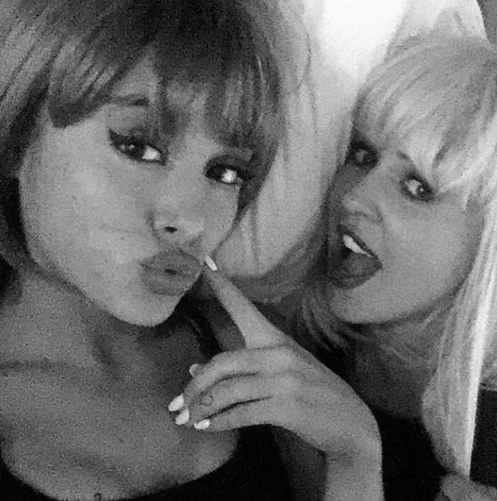 Ariana Grande ściągnęła doczepy i... (FOTO)
