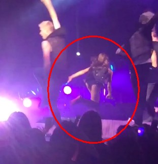 Ariana Grande spadła ze sceny! (VIDEO)