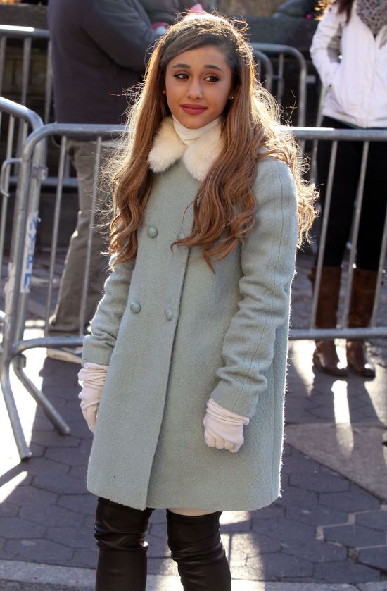 Ariana Grande nosi perukę! (FOTO)