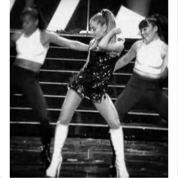 Ariana Grande robi się niegrzeczna! (FOTO+VIDEO) Ariana Grande robi się niegrzeczna! (FOTO+VIDEO)