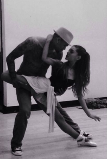Ariana Grande w czułych objęciach Chrisa Browna (FOTO)