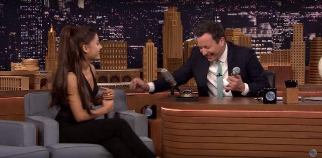 Hit! Ariana Grande naśladuje Spears, Aguilerę i Dion (VIDEO)