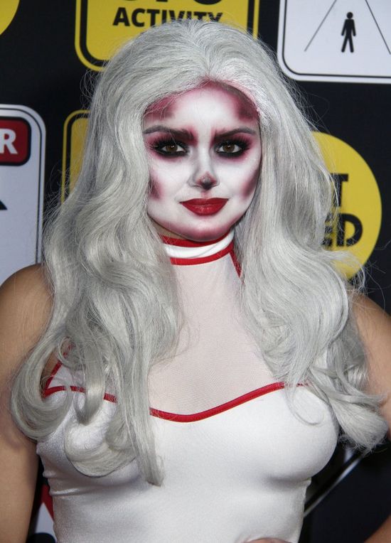 Czekała na Halloween, by bezkarnie pokazać pośladki? (FOTO)