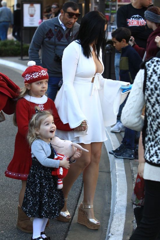 Na spotkanie z rodziną poszła w takim stroju (FOTO)