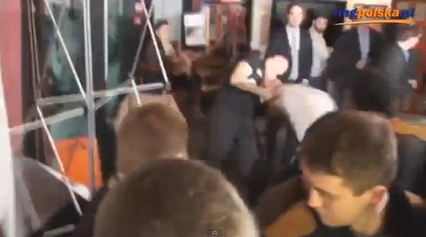 Bójka bokserów na konferencji prasowej [VIDEO]