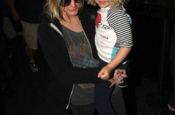 Nocny powrót Ashlee Simpson z Hawajów (FOTO)