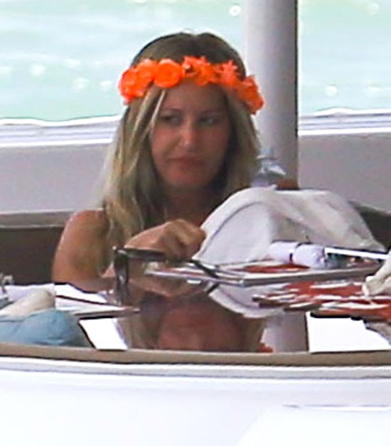 Vanessa Hudgens wypoczywa na jachcie (FOTO)