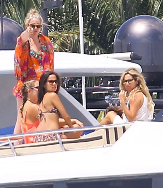 Vanessa Hudgens wypoczywa na jachcie (FOTO)