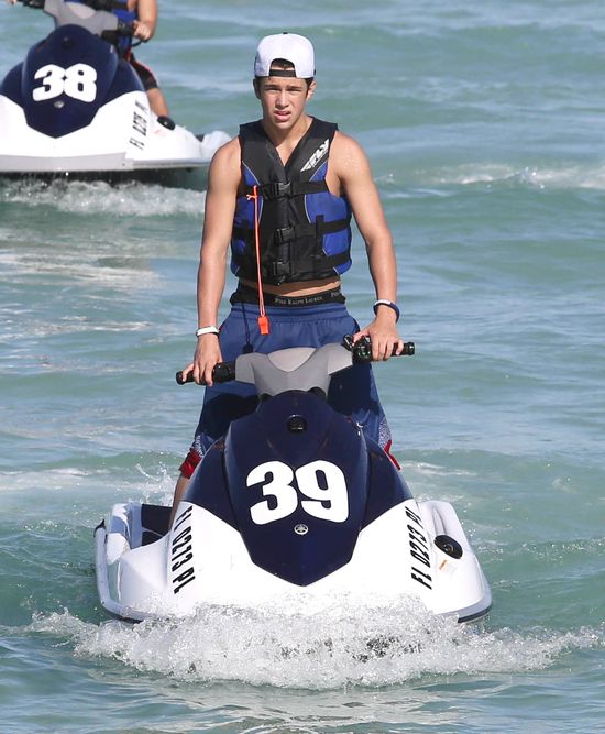 Justin Bieber całuje Austina Mohone! Z JĘZYCZKIEM!