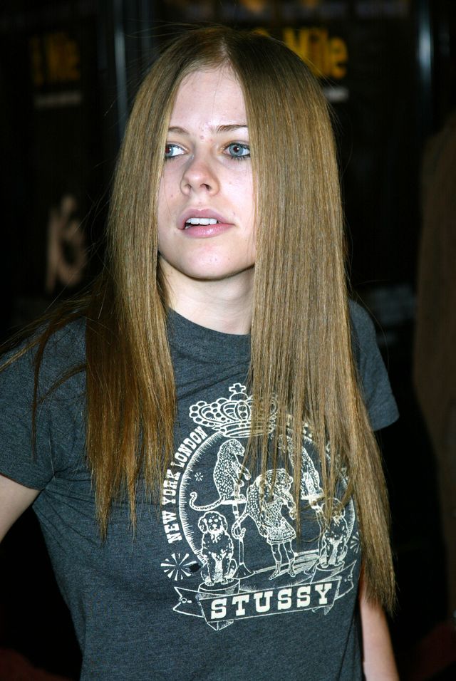 Skoro Avril Lavigne ZABIŁA SIĘ w 2003, to kim jest TA dziewczyna? Skoro Avril Lavigne ZABIŁA SIĘ w 2003, to kim jest TA dziewczyna?