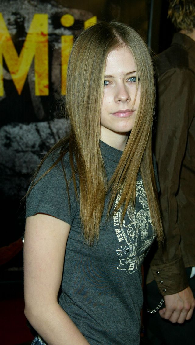 Skoro Avril Lavigne ZABIŁA SIĘ w 2003, to kim jest TA dziewczyna? Skoro Avril Lavigne ZABIŁA SIĘ w 2003, to kim jest TA dziewczyna?