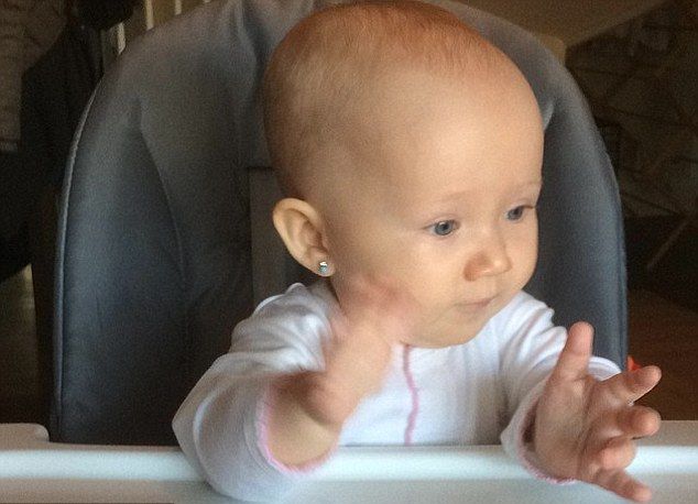 7-miesięczna córeczka znanego aktora już nosi kolczyki