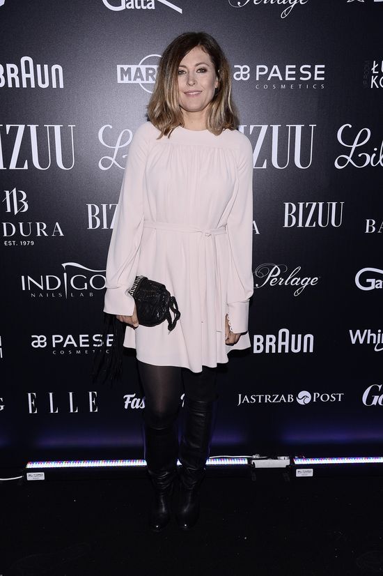 Jaki stylista pozwolił jej w tym wyjść na ściankę? Jaki stylista pozwolił jej w tym wyjść na ściankę?