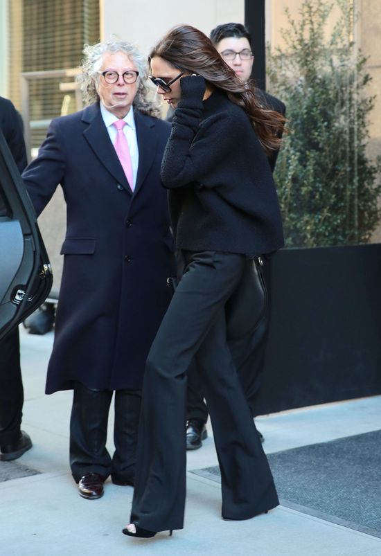 Victoria Beckham próbowała schować się w tym worku? (FOTO)