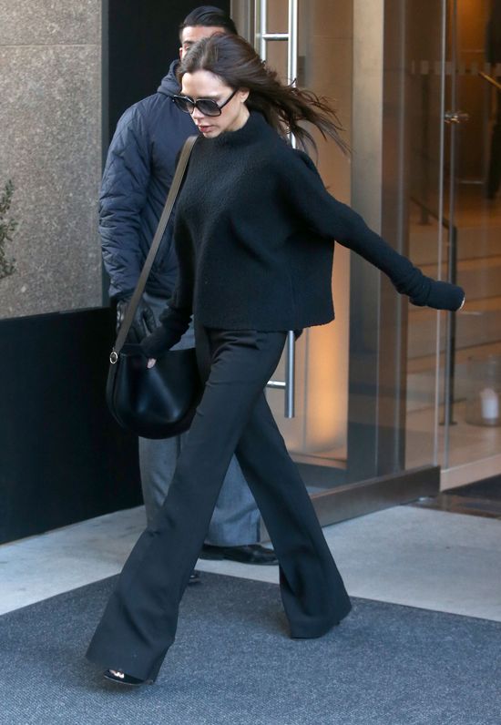 Victoria Beckham próbowała schować się w tym worku? (FOTO) Victoria Beckham próbowała schować się w tym worku? (FOTO)