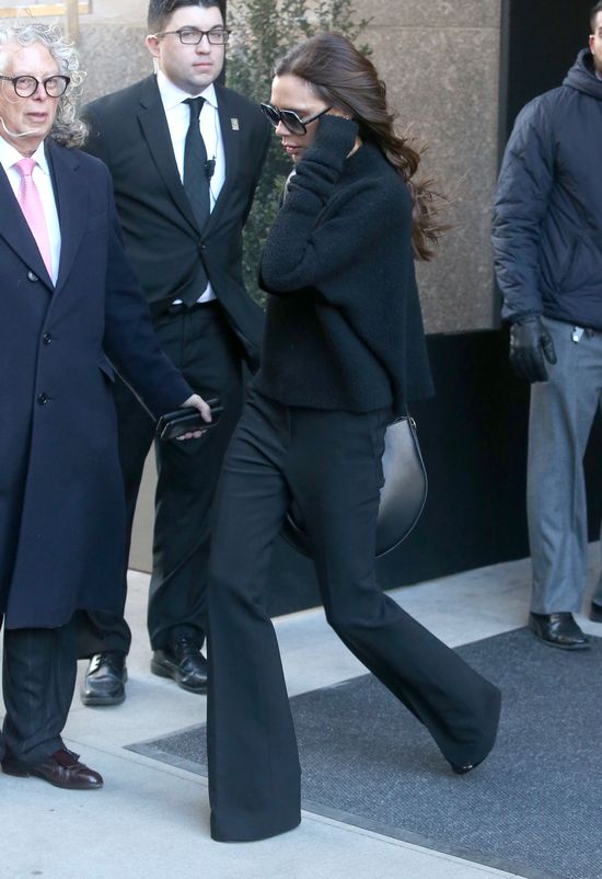 Victoria Beckham próbowała schować się w tym worku? (FOTO) Victoria Beckham próbowała schować się w tym worku? (FOTO)