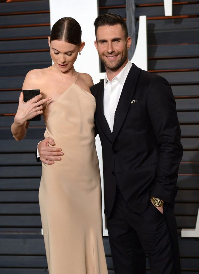Behati Prinsloo pokazała sutek na party Vanity Fair (FOTO)