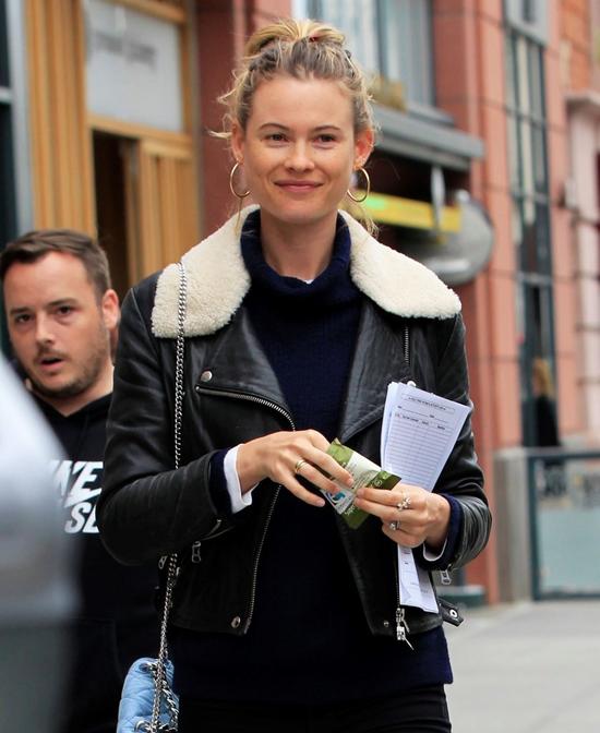 3 tygodnie po porodzie Behati Prinsloo wychodzi z domu i mówi... 3 tygodnie po porodzie Behati Prinsloo wychodzi z domu i mówi...