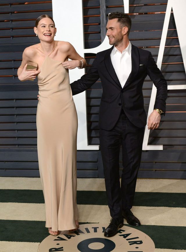 Behati Prinsloo pokazała sutek na party Vanity Fair (FOTO)