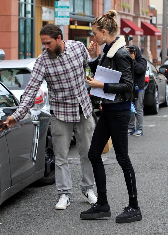 3 tygodnie po porodzie Behati Prinsloo wychodzi z domu i mówi... 3 tygodnie po porodzie Behati Prinsloo wychodzi z domu i mówi...