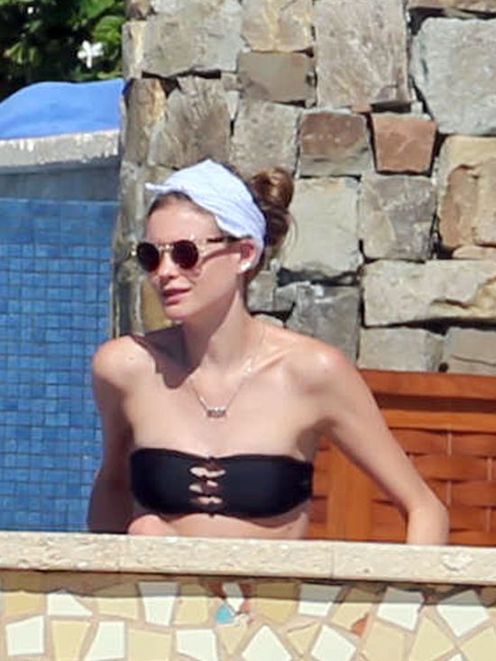 Behati Prinsloo w bikini wypoczywa na plaży (FOTO)