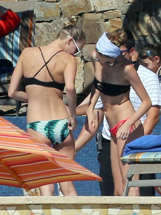 Behati Prinsloo w bikini wypoczywa na plaży (FOTO)