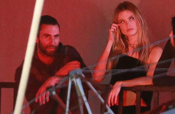 Ciężarna Behati Prinsloo dzielnie oklaskuje Adama Levine’a na koncercie