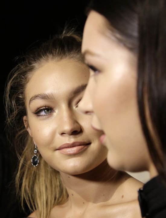 Ta modelka podsłuchała kłótnię Belli i Gigi! O co kłócą się modelki? Ta modelka podsłuchała kłótnię Belli i Gigi! O co kłócą się modelki?