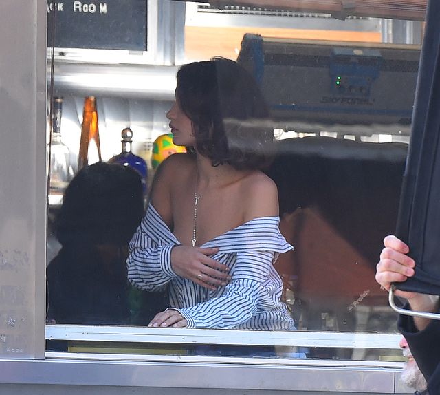 Każdy musiał spojrzeć w dekolt Belli Hadid