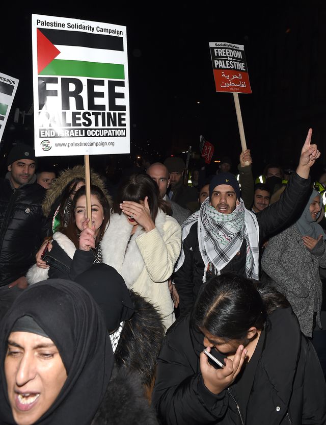 Bella Hadid wpadła na 3 minuty na manifestację, śmiała się i pozowała do selfie Bella Hadid wpadła na 3 minuty na manifestację, śmiała się i pozowała do selfie