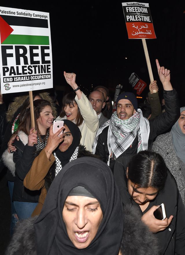 Bella Hadid wpadła na 3 minuty na manifestację, śmiała się i pozowała do selfie Bella Hadid wpadła na 3 minuty na manifestację, śmiała się i pozowała do selfie