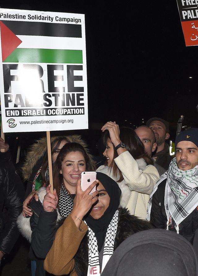 Bella Hadid wpadła na 3 minuty na manifestację, śmiała się i pozowała do selfie Bella Hadid wpadła na 3 minuty na manifestację, śmiała się i pozowała do selfie