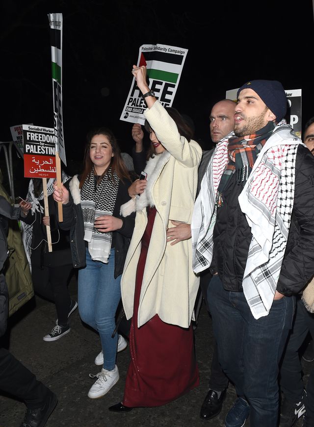 Bella Hadid wpadła na 3 minuty na manifestację, śmiała się i pozowała do selfie Bella Hadid wpadła na 3 minuty na manifestację, śmiała się i pozowała do selfie