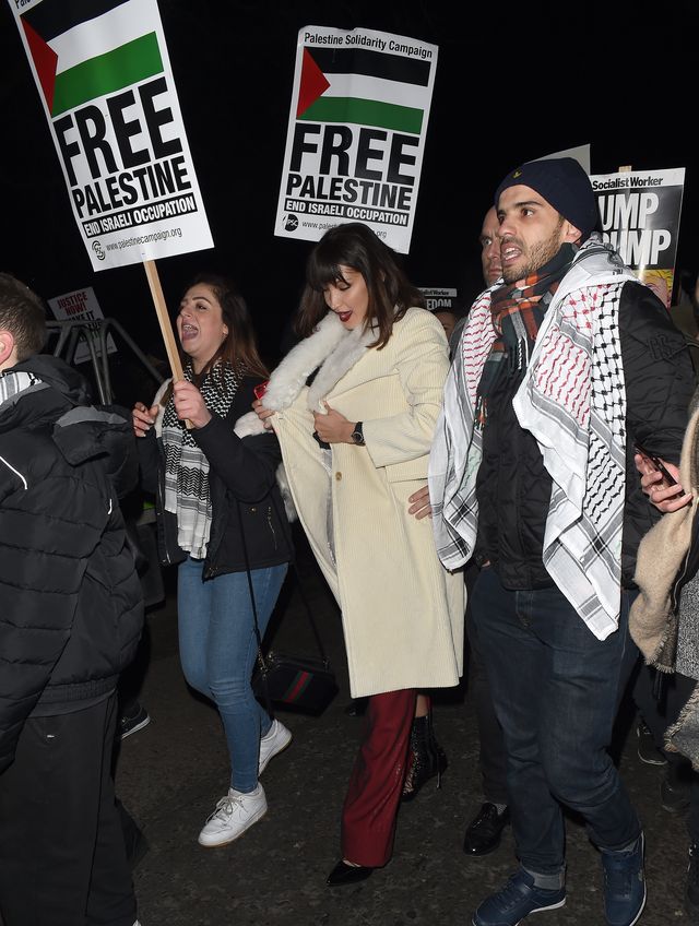 Bella Hadid wpadła na 3 minuty na manifestację, śmiała się i pozowała do selfie Bella Hadid wpadła na 3 minuty na manifestację, śmiała się i pozowała do selfie