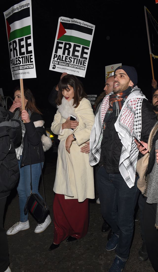 Bella Hadid wpadła na 3 minuty na manifestację, śmiała się i pozowała do selfie Bella Hadid wpadła na 3 minuty na manifestację, śmiała się i pozowała do selfie