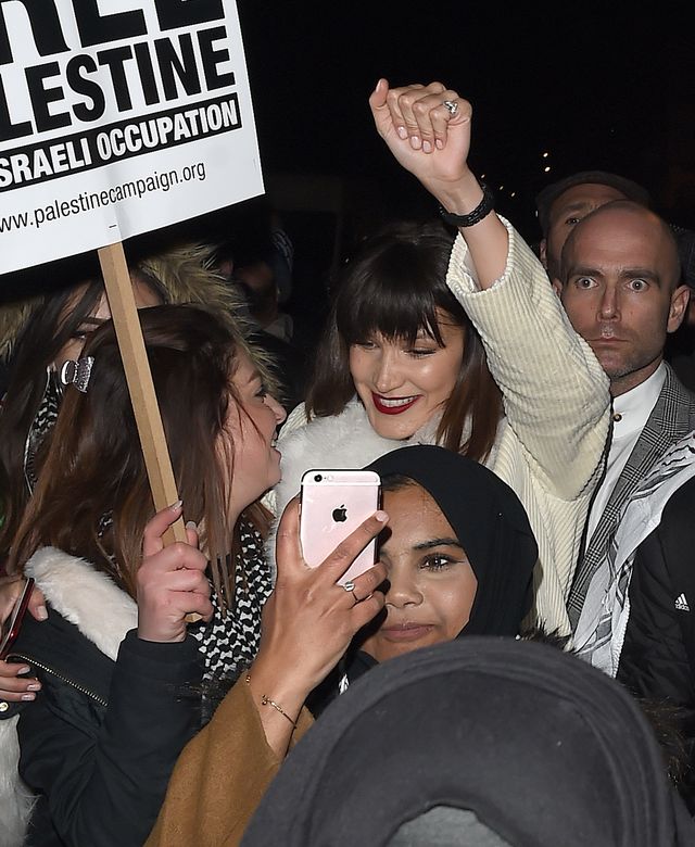 Bella Hadid wpadła na 3 minuty na manifestację, śmiała się i pozowała do selfie Bella Hadid wpadła na 3 minuty na manifestację, śmiała się i pozowała do selfie