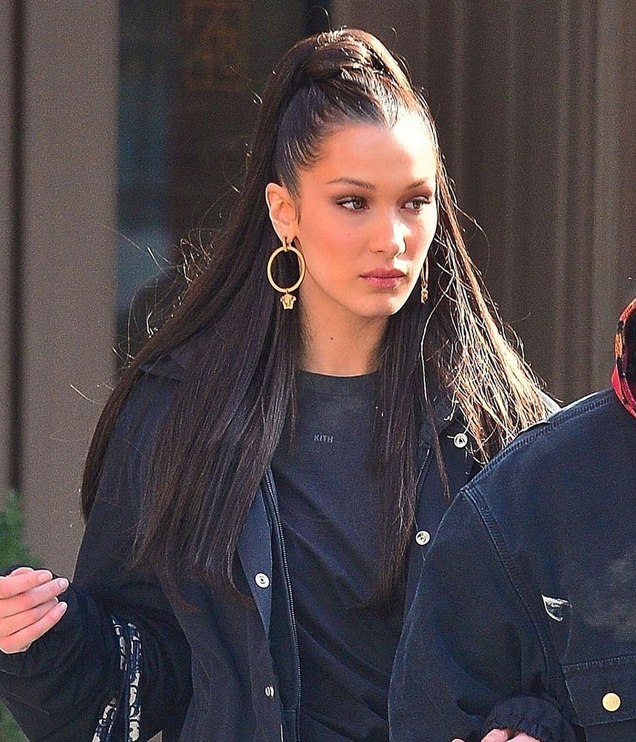 Bella Hadid wygląda PIĘKNIE w tej fryzurze (ZDJĘCIA)