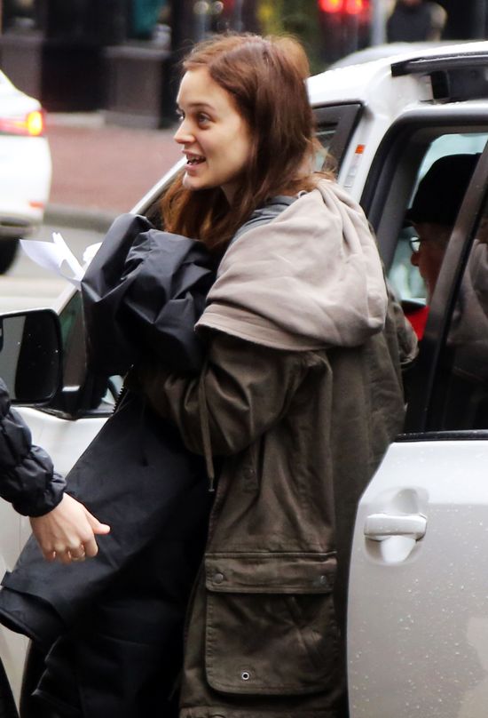 Bella Heathcote - to jej nienawidzą Kendall i Cara? (FOTO)