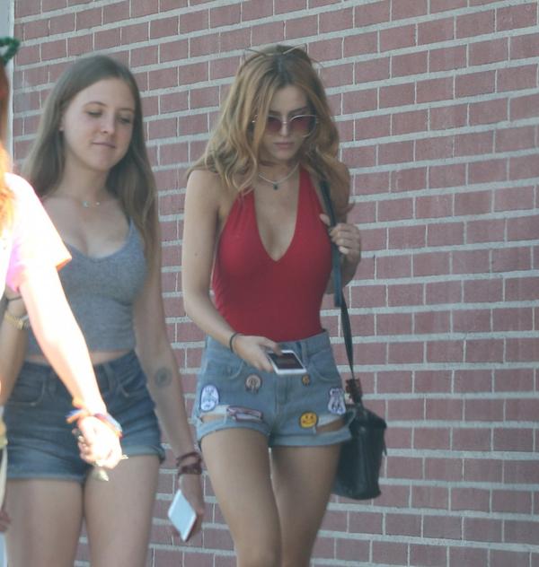 Ręce w tatuażach i siniak na szyi - gdzie się podziała ta grzeczna dziewczynka? 