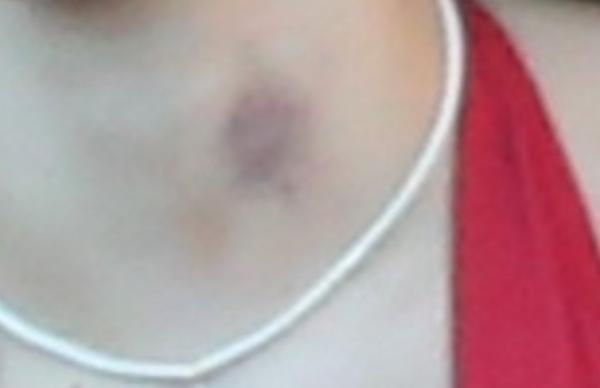 Ręce w tatuażach i siniak na szyi - gdzie się podziała ta grzeczna dziewczynka? 