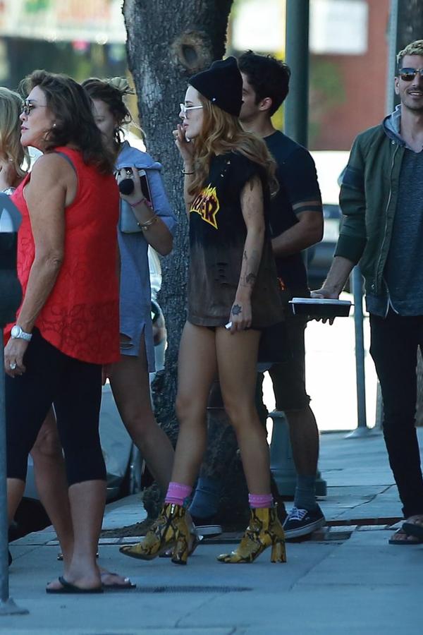 Ręce w tatuażach i siniak na szyi - gdzie się podziała ta grzeczna dziewczynka? 