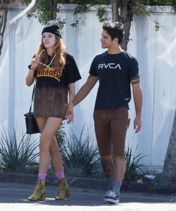 Ręce w tatuażach i siniak na szyi - gdzie się podziała ta grzeczna dziewczynka? 