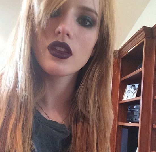 Bella Thorne bez makijażu i z kolczykiem w pępku (FOTO)