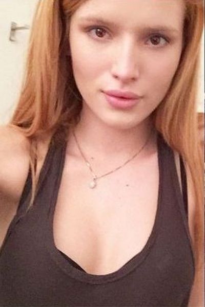 Bella Thorne bez makijażu i z kolczykiem w pępku (FOTO)