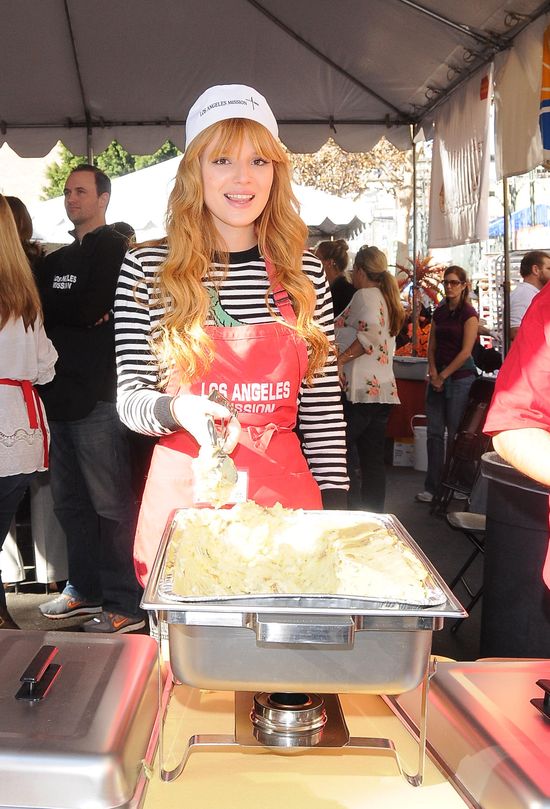 Bella Thorne gotuje dla bezdomnych (FOTO)