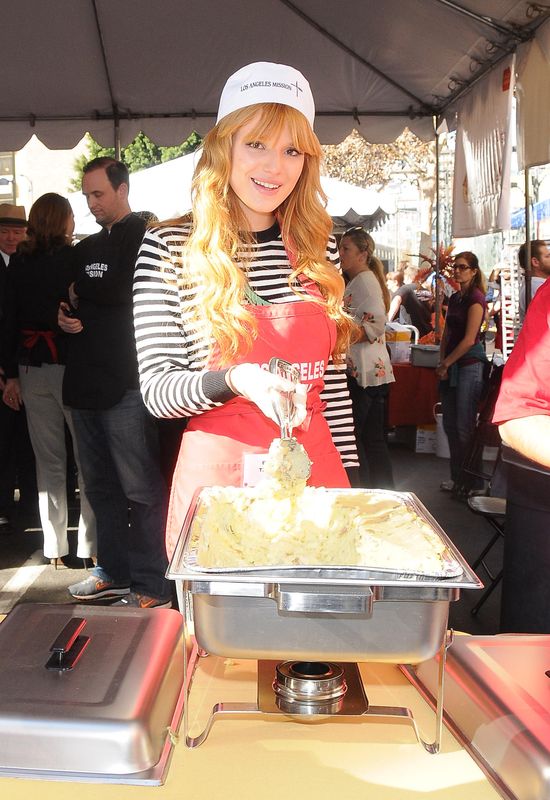 Bella Thorne gotuje dla bezdomnych (FOTO)