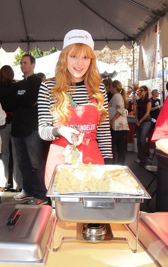 Bella Thorne gotuje dla bezdomnych (FOTO)